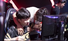 开云在线直播-包含FLY险胜FNC，Uzi三分雨点燃全场的词条