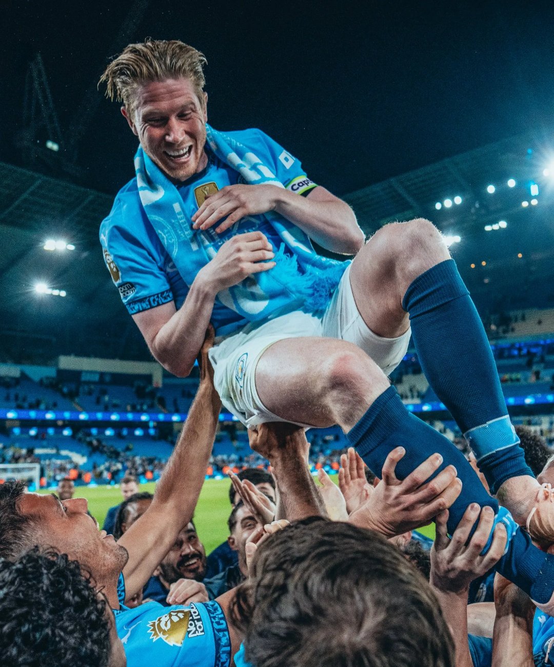 关于西班牙险胜巴西，德布劳内完成帽子戏法的信息