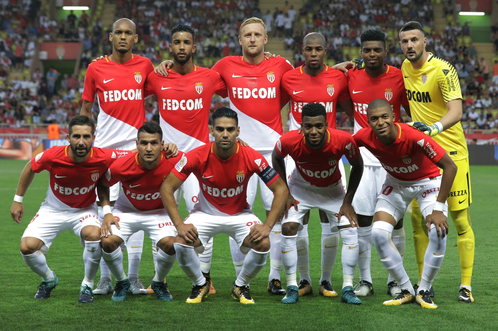 包含马赛队以稳健姿态获胜，轻松进入下一阶段的词条