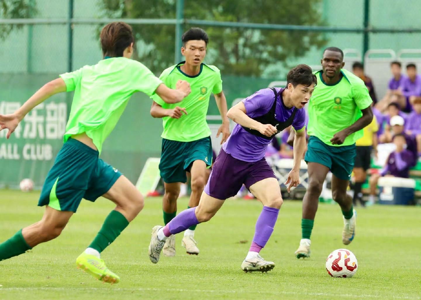 关于战况瞬息万变，联赛争夺激烈胶着的信息