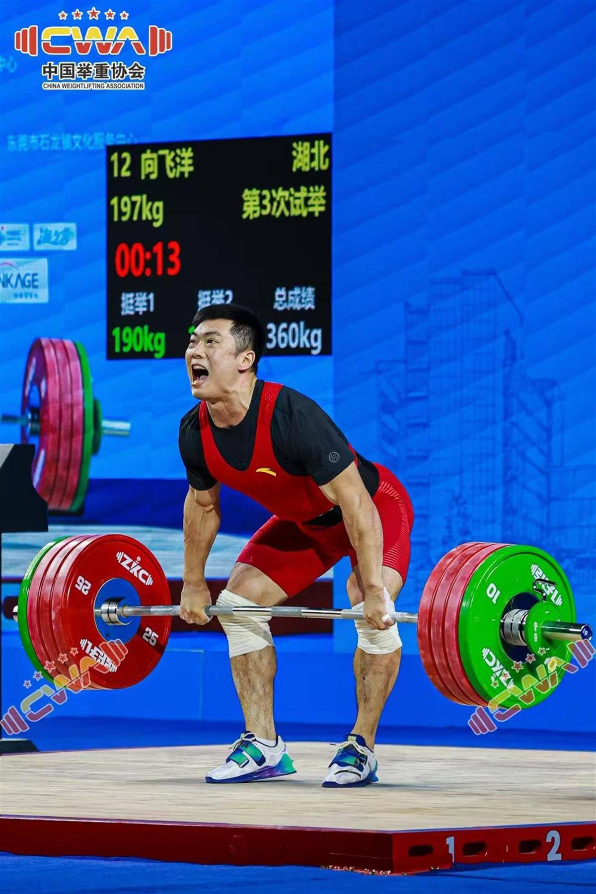 举重比赛进行中，运动员尽力争取领先地位