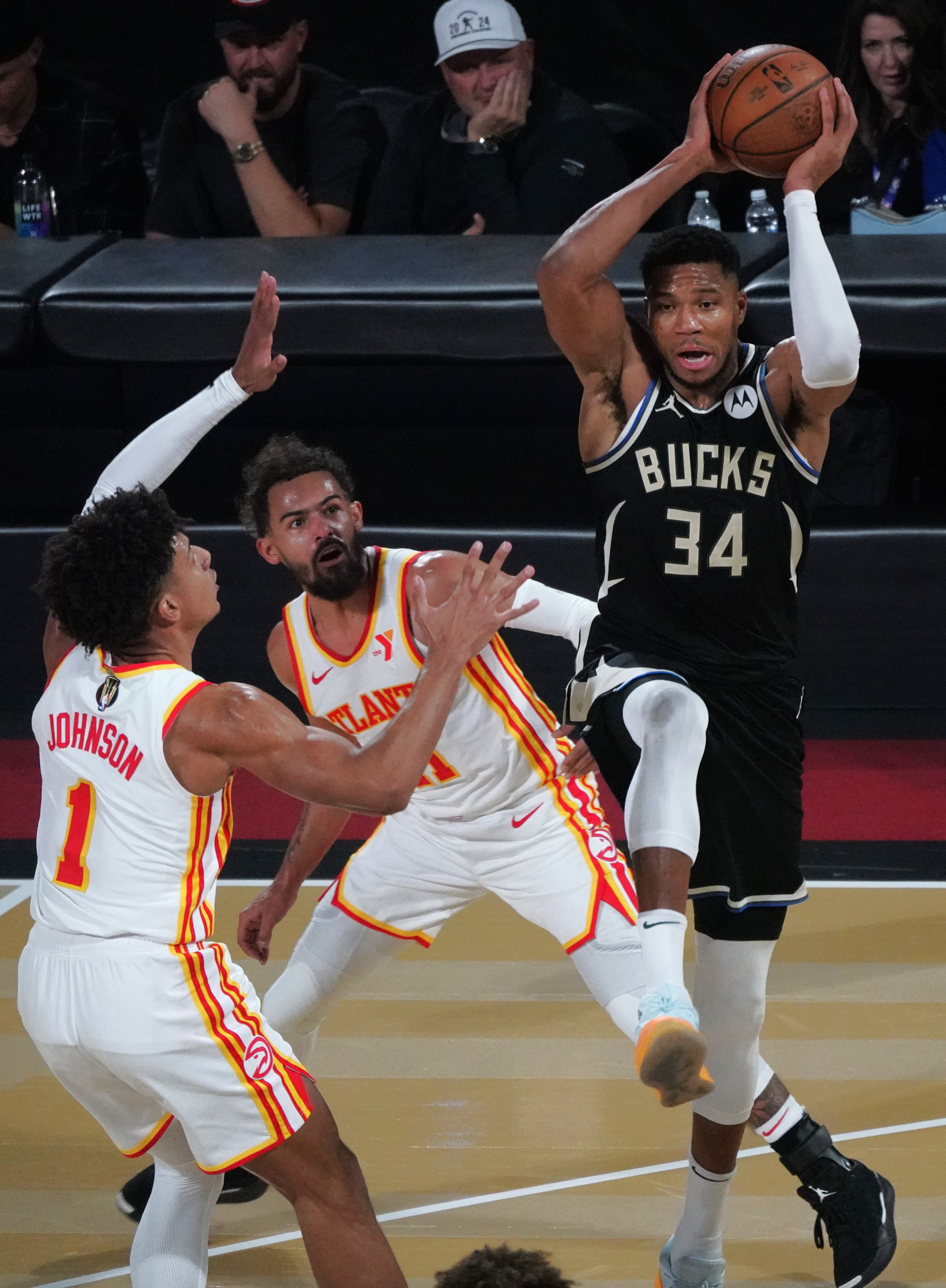 NBA季后赛：篮网绝杀雄鹿晋级下一轮的简单介绍