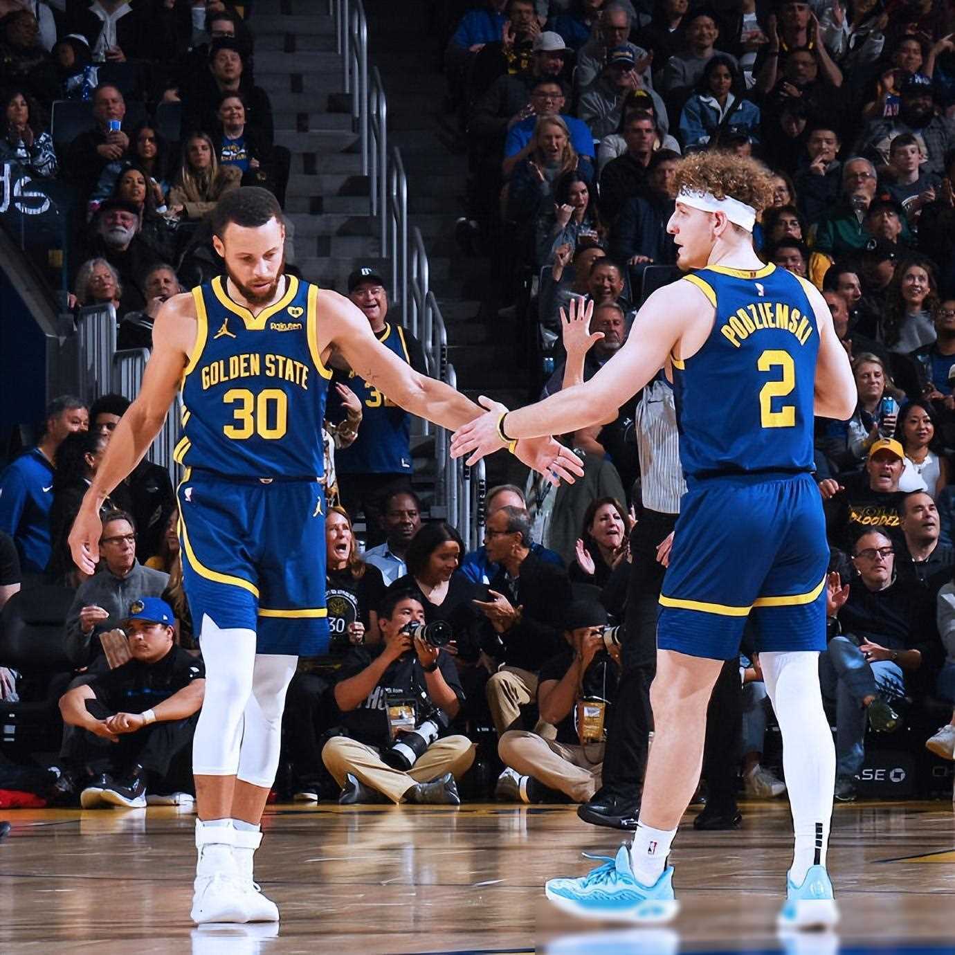 勇士VS鹈鹕，库里复出再战，将展开西部半决赛的简单介绍