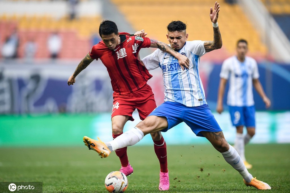 河南建业战胜天津泰达，赢得比赛