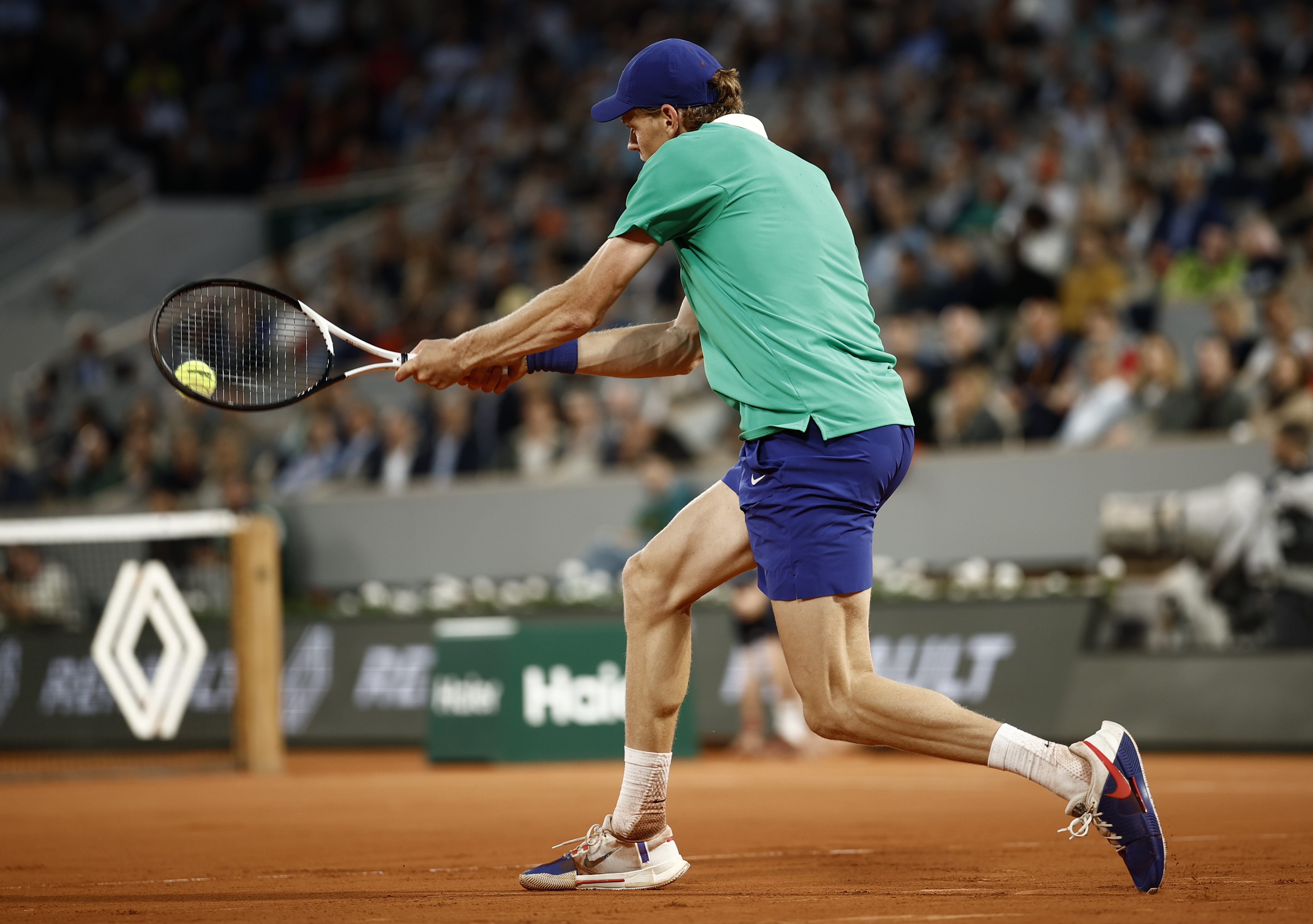 包含西班牙网球队翻盘法国网球队，纳达尔三分雨点燃全场的词条